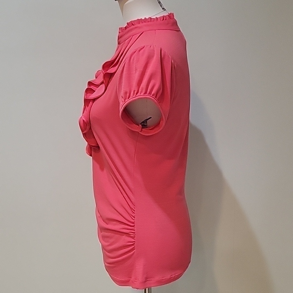 Hot pink ruffled top, cap sleeves, keyhole neckline. Rutched at the sides Size L - Picture 3 of 9